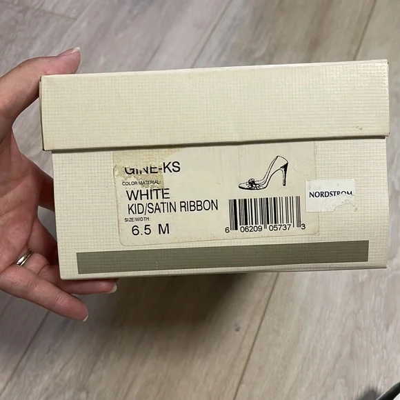 BCBGirls white leather heels w/satin bow* - Picture 8 of 9